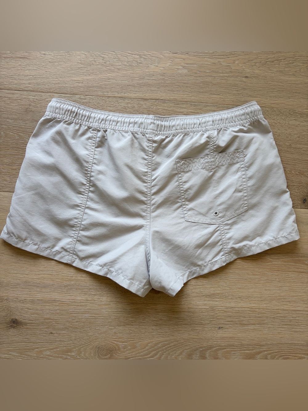 Vuori Women’s Sunwashed Shorts 2.5” Beige Drawstring Quick Dry Size Large L*O27 - Picture 4 of 6